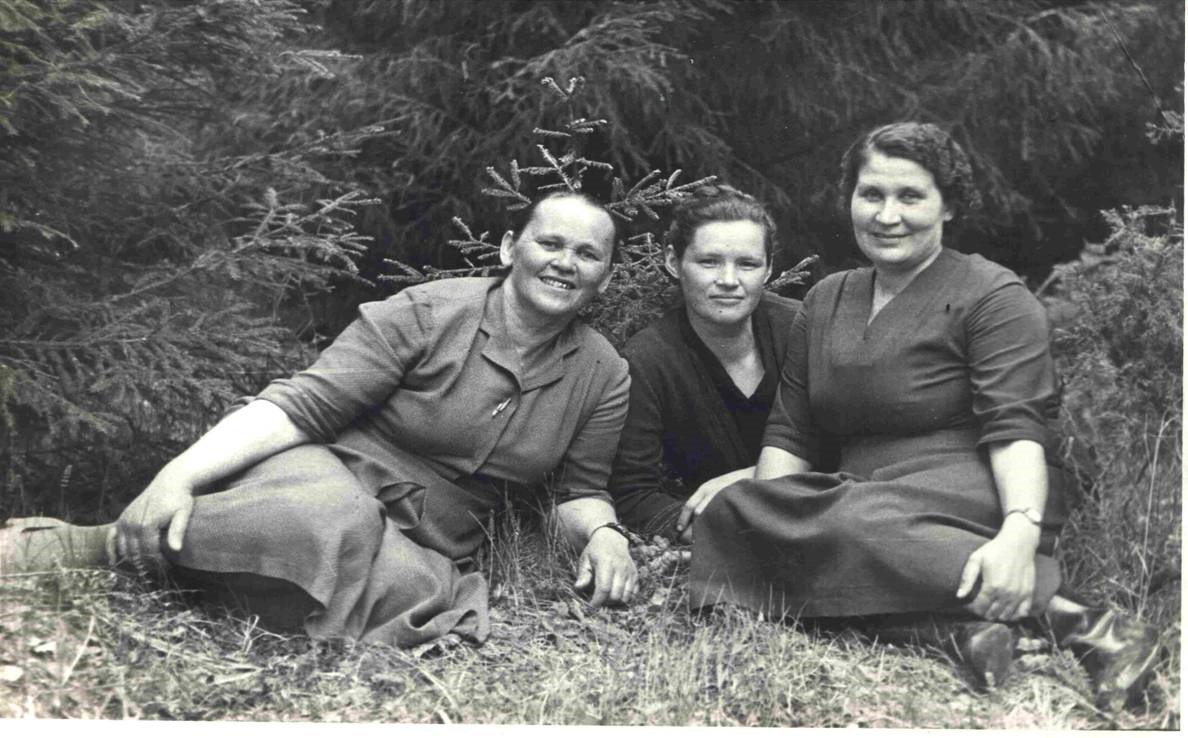 29 мая 1965 года. Слева направо: Яговкина Зоя Петровна, Мальцева Татьяна Михайловна и Тина Петровна Наймушина