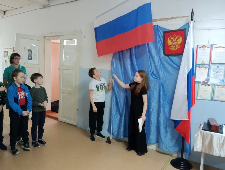 Общешкольная линейка и "Разговоры о важном".